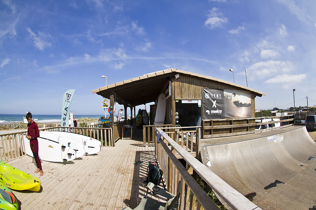 Homies Surf & Skate Shop - Zona rampa y tienda (vista desde escuela)