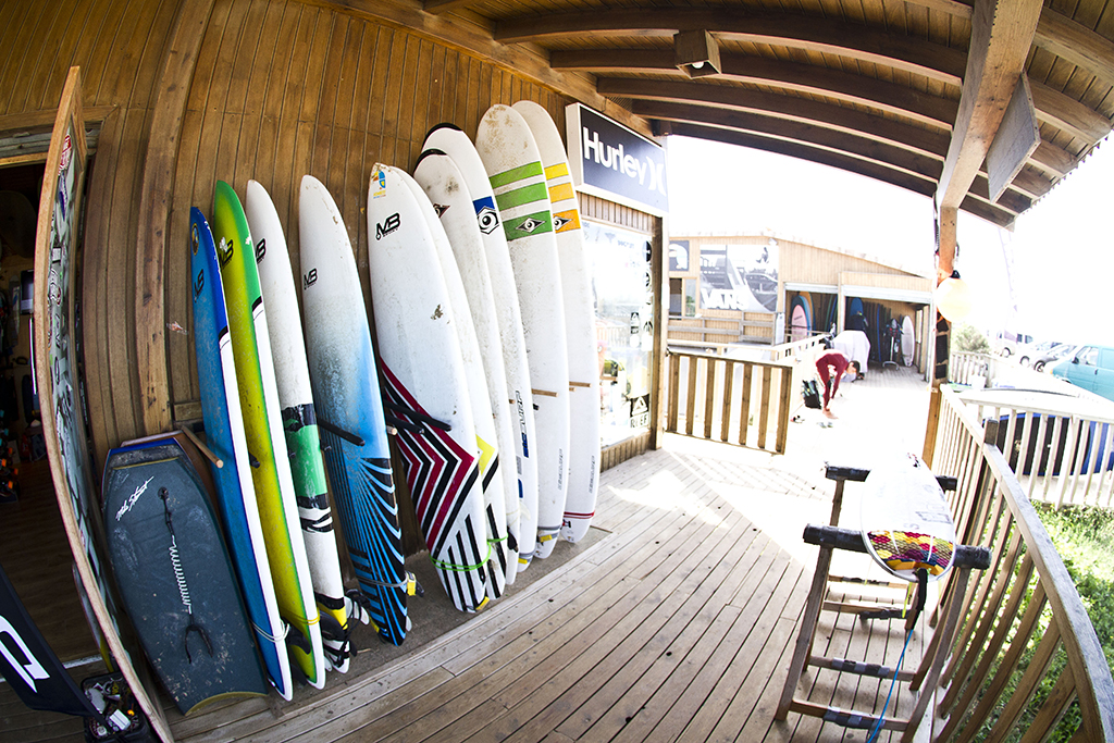 Homies Surf & Skate Shop - Zona entrada y tablas de surf + escuela y rampa